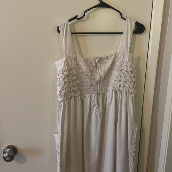 White beach dress with flower top and pockets - Picture 5 of 8